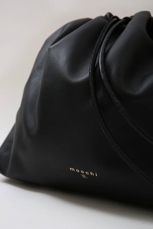 drawn shoulder bag / black