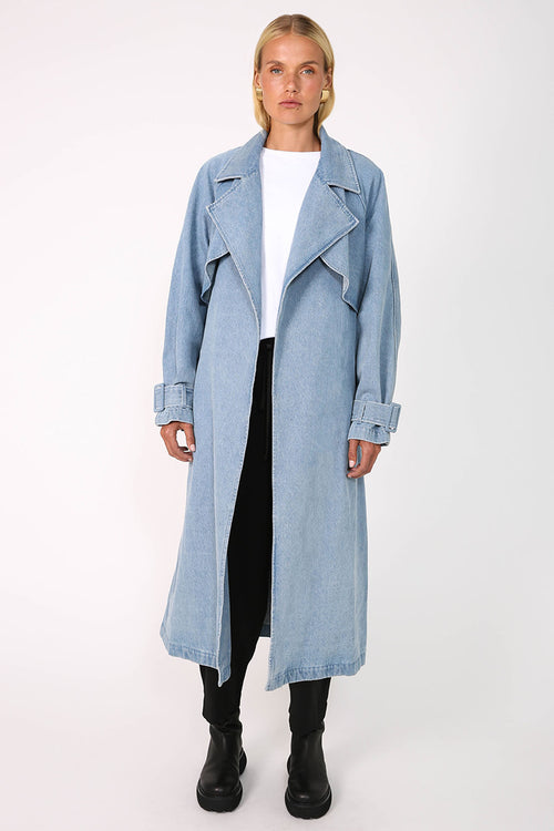 margin trench coat / washed blue denim