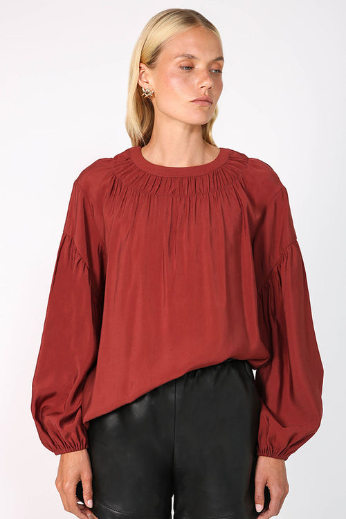 dulcet top / brick red