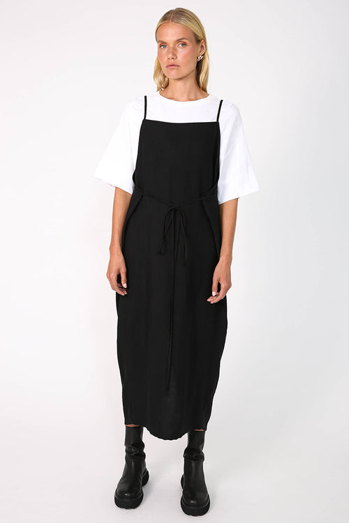 strive pinnie dress / black