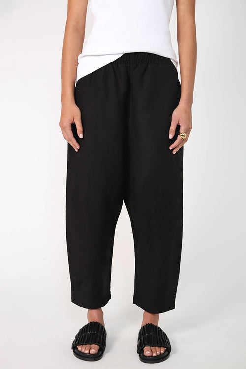 assume pant / black