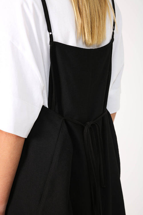 strive pinnie dress / black