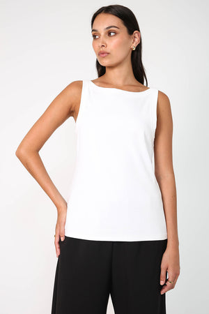 kicking tank / white