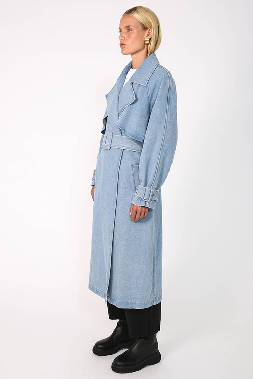 margin trench coat / washed blue denim