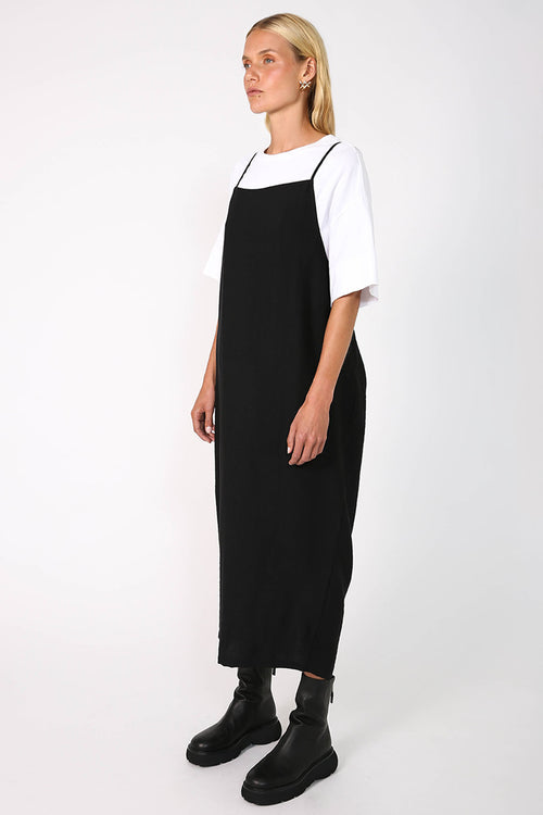 strive pinnie dress / black