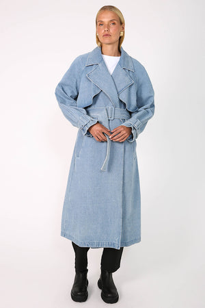 margin trench coat / washed blue denim