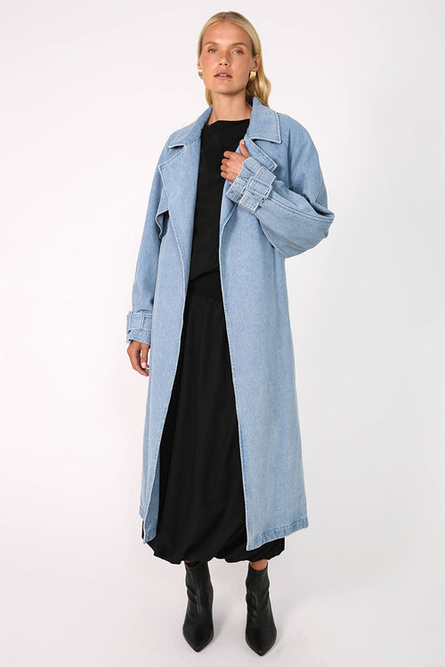 margin trench coat / washed blue denim