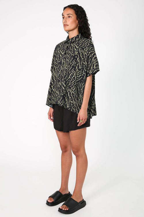 shirr shirt / green animal abstract print