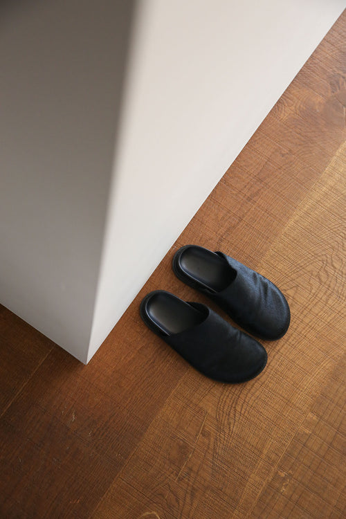 loafer mule / black pony