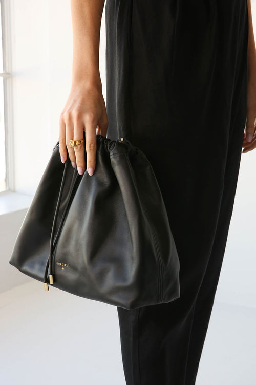 drawn shoulder bag / black