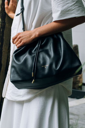 drawn shoulder bag / black