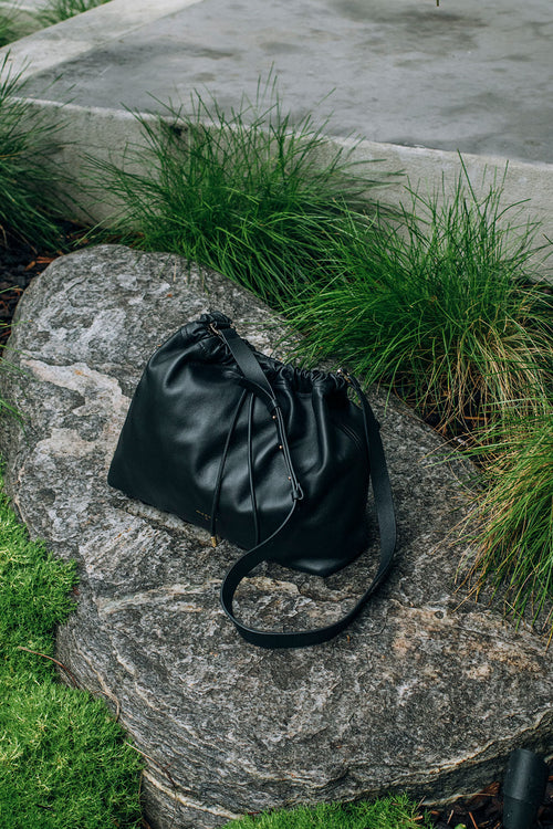 drawn shoulder bag / black